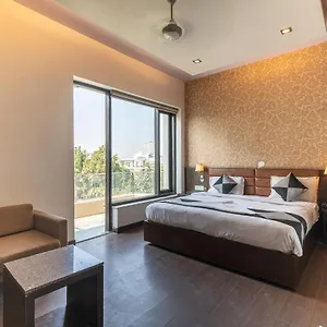 De Luxe 2*, Gurgaon India